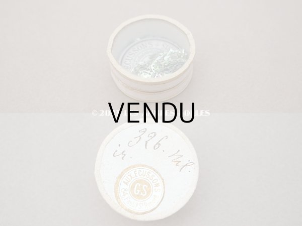 画像2: 1900年頃 アンティーク ガラスの蓋の小さな紙箱 極小2.5×5mm　メタル製スパンコール入り - AUX ECUSSONS - (2)