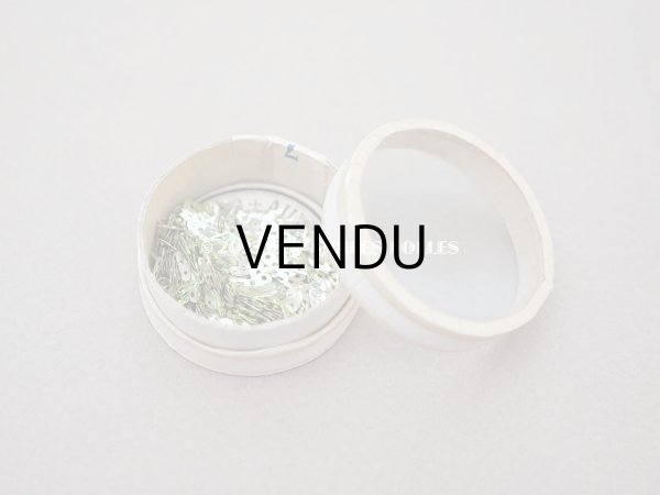 画像5: 1900年頃 アンティーク ガラスの蓋の小さな紙箱 極小2.5×5mm　メタル製スパンコール入り - AUX ECUSSONS - (5)