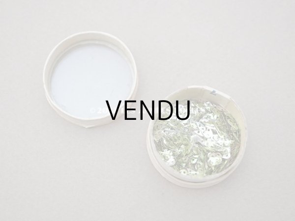 画像4: 1900年頃 アンティーク ガラスの蓋の小さな紙箱 極小2.5×5mm　メタル製スパンコール入り - AUX ECUSSONS - (4)