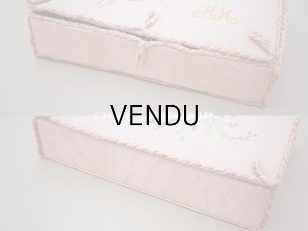 画像6: 1900年頃 アンティーク 勿忘草＆イニシャル刺繍入り　カルトナージュボックス  (6)