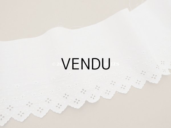 画像4: アンティーク 幅広　パウダーブルーの花刺繍入り　カットワークレース　幅12.2cm (4)