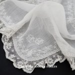 画像: 19世紀 アンティーク  結婚式のハンカチ モノグラム刺繍入り　ホワイトワーク＆手編みのヴァランシエンヌレース
