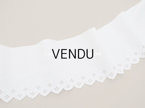 画像5: アンティーク 幅広　パウダーブルーの花刺繍入り　カットワークレース　幅12.2cm (5)