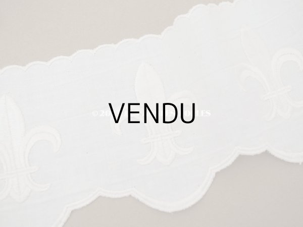 画像2: 19世紀末 アンティーク 百合の紋章の刺繍入り　教会の祭壇装飾 95〜99cm 10.3cm幅 (2)