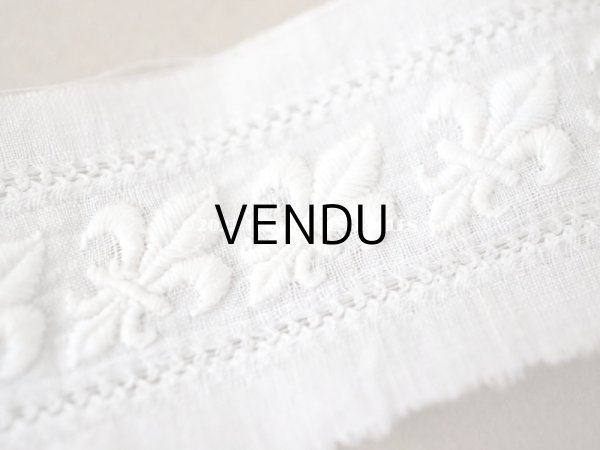 画像2: 1900年代 アンティーク レース 百合の紋章の刺繍入り 約3.2cm幅 93cm (2)