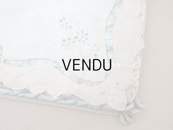 画像13: アンティーク イニシャル刺繍入り シルク製 ハンキーケース パウダーブルー (13)