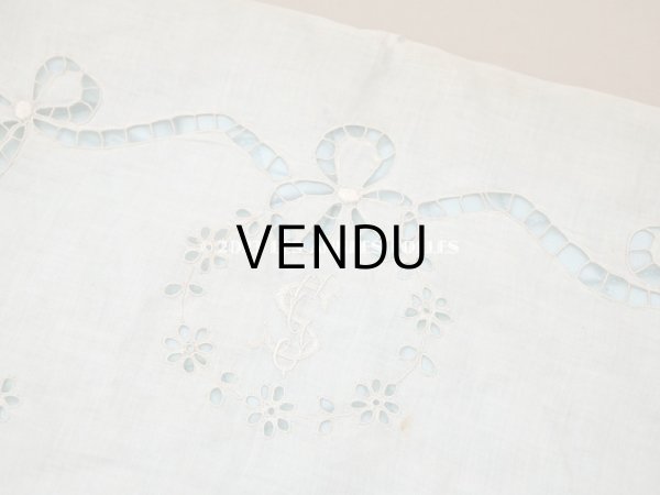 画像11: アンティーク イニシャル刺繍入り シルク製 ハンキーケース パウダーブルー (11)