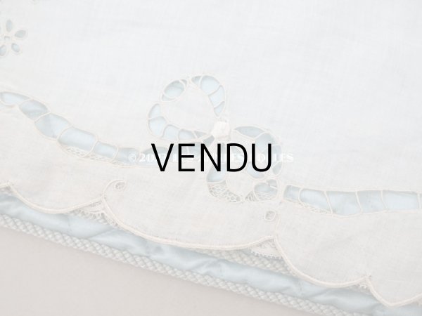 画像12: アンティーク イニシャル刺繍入り シルク製 ハンキーケース パウダーブルー (12)