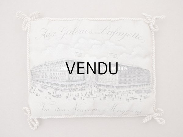 画像2: 1900年代 アンティーク シルク製 クッション ジャガード織 ギャラリー・ラファイエット百貨店 - AUX GALERIES LAFAYETTES - (2)