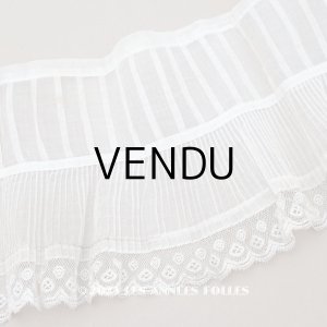 画像: 1900年頃 アンティーク 幅広 ドレスの裾  プリーツ入り レース付 1.9m 幅21.5cm　コットンオーガンジー