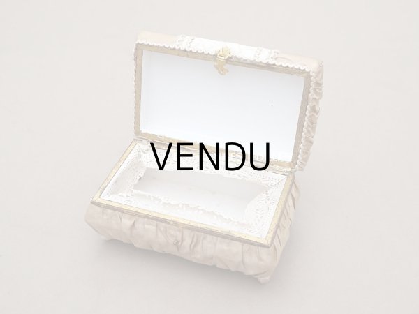 画像11: 19世紀 アンティーク ナポレオン3世時代 お菓子箱 シャンパンゴールド＆オフホワイトのキルティング チョコレートボックス  (11)