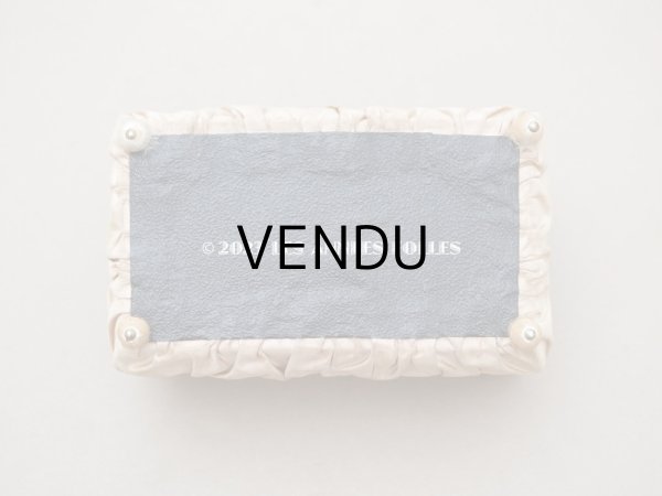 画像4: 19世紀 アンティーク ナポレオン3世時代 お菓子箱 シャンパンゴールド＆オフホワイトのキルティング チョコレートボックス  (4)