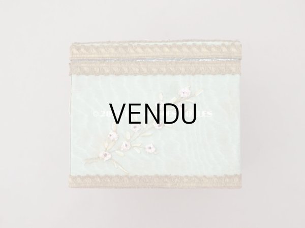 画像9: アンティーク 薔薇のリボン刺繍のボックス マリー・アントワネットの肖像画 シルク＆メタル製　 (9)