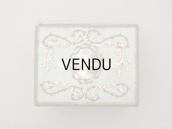 画像3: アンティーク 薔薇のリボン刺繍のボックス マリー・アントワネットの肖像画 シルク＆メタル製　 (3)