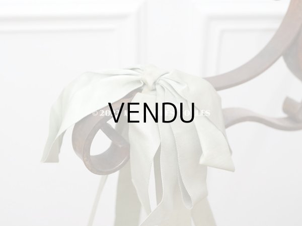 画像3: 1900年頃 アンティーク ラック ガラス棚 スモーキーブルーグリーンのシルクサテンリボン (3)