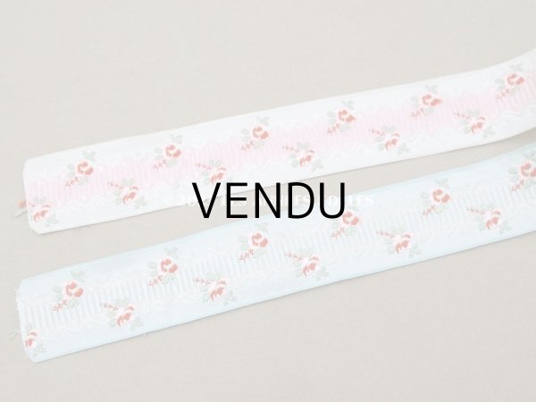 画像2: アンティーク 薔薇刺繍のリボン 淡いピンク＆水色のセット リボンメーカーのサンプラー  (2)