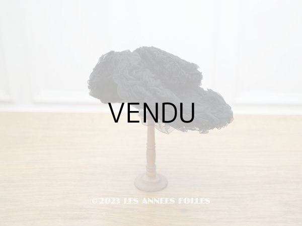 画像1: 1900年頃 アンティーク ドールハット 黒いシルクシフォンのフリル　ヴェルサイユの帽子店 (1)