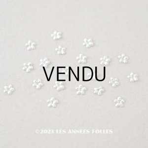 画像: 19世紀 アンティーク メタル製 極小 3mm 花型 立体 スパンコール 淡いグリーン 20ピースのセット 