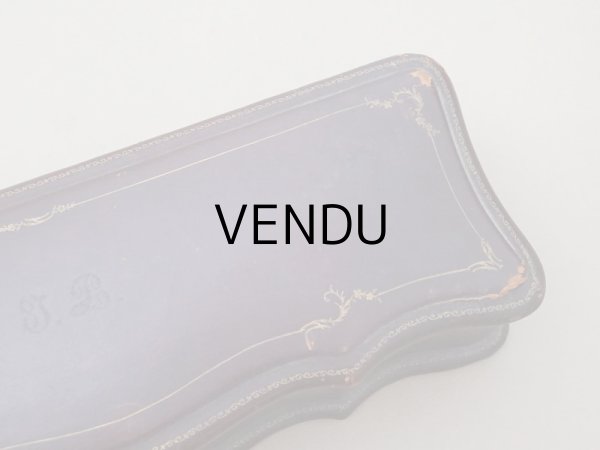 画像5: アンティーク 本革製　グローブボックス シルク製クッション付き　イニシャル入り ジュエリーケース　 (5)