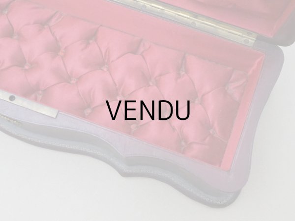 画像8: アンティーク 本革製　グローブボックス シルク製クッション付き　イニシャル入り ジュエリーケース　 (8)