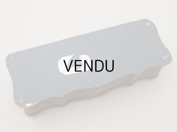 画像9: アンティーク 本革製　グローブボックス シルク製クッション付き　イニシャル入り ジュエリーケース　 (9)