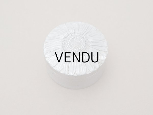 画像2: アンティーク アルミ製 マーガレット パウダーボックス  (2)