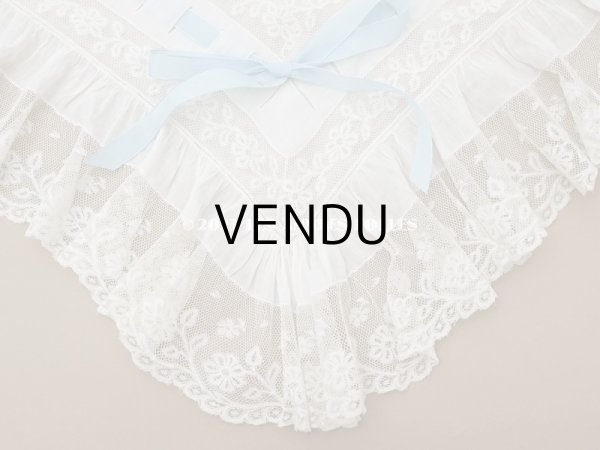 画像8: アンティーク 大きなクッションカバー モノグラム刺繍入り 96×93cm　ヴァランシエンヌレースのフリル　 (8)