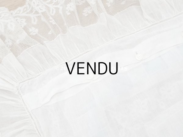 画像16: アンティーク 大きなクッションカバー モノグラム刺繍入り 96×93cm　ヴァランシエンヌレースのフリル　 (16)