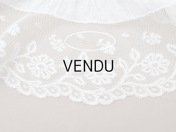 画像10: アンティーク 大きなクッションカバー モノグラム刺繍入り 96×93cm　ヴァランシエンヌレースのフリル　 (10)