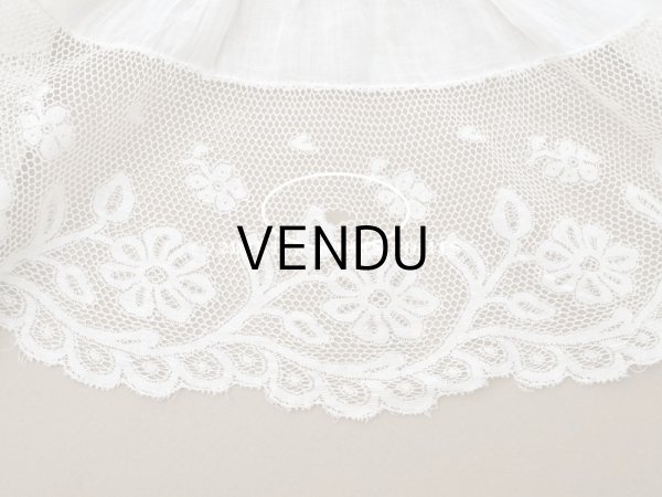 画像11: アンティーク 大きなクッションカバー モノグラム刺繍入り 96×93cm　ヴァランシエンヌレースのフリル　 (11)