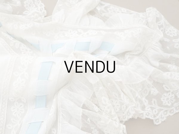 画像4: アンティーク 大きなクッションカバー モノグラム刺繍入り 96×93cm　ヴァランシエンヌレースのフリル　 (4)