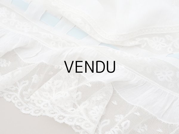 画像3: アンティーク 大きなクッションカバー モノグラム刺繍入り 96×93cm　ヴァランシエンヌレースのフリル　 (3)