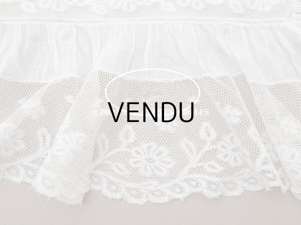 画像13: アンティーク 大きなクッションカバー モノグラム刺繍入り 96×93cm　ヴァランシエンヌレースのフリル　 (13)