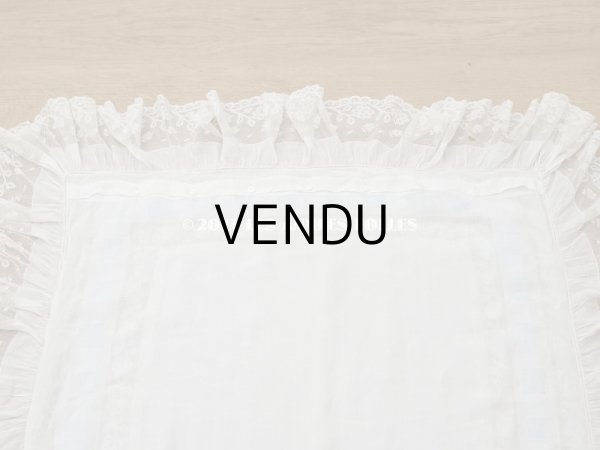 画像15: アンティーク 大きなクッションカバー モノグラム刺繍入り 96×93cm　ヴァランシエンヌレースのフリル　 (15)