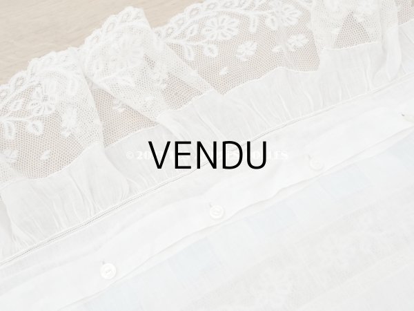 画像17: アンティーク 大きなクッションカバー モノグラム刺繍入り 96×93cm　ヴァランシエンヌレースのフリル　 (17)