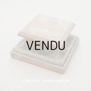 画像: *蚤の市*アンティーク ベルベットの台座 カーキブラウン