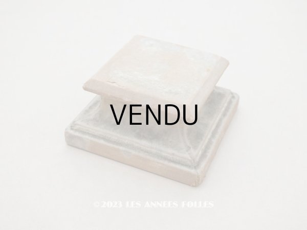 画像1: ＊蚤の市＊アンティーク ベルベットの台座 カーキブラウン (1)