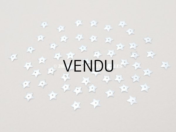 画像2: 19世紀末 アンティーク メタル製 極小 5mm 星型 立体 スパンコール パウダーブルー 42ピースのセット  (2)