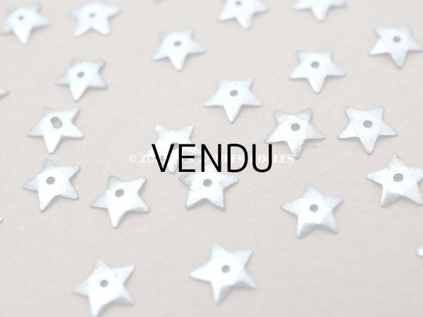 画像3: 19世紀末 アンティーク メタル製 極小 5mm 星型 立体 スパンコール パウダーブルー 42ピースのセット  (3)