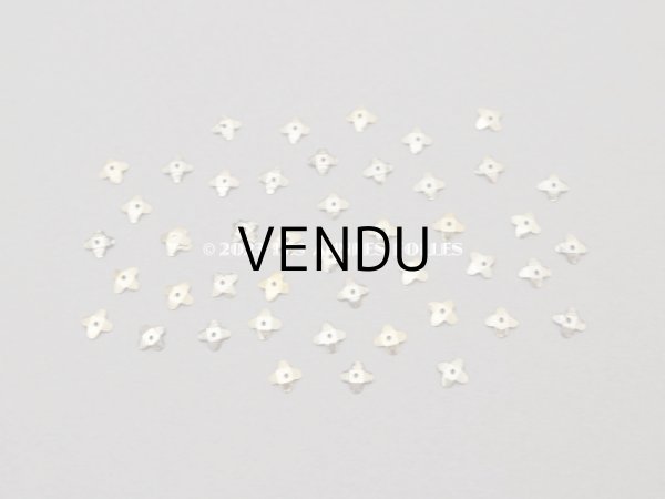 画像2: 19世紀末 アンティーク メタル製 5mm 花型  立体 スパンコール シャンパンゴールド 46ピースのセット  (2)