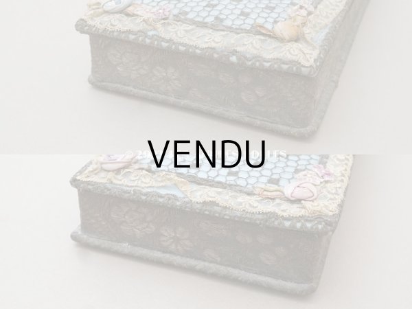 画像11: アンティーク シルク製 ロココモチーフ＆レースのカルトナージュボックス グレイッシュブルー (11)