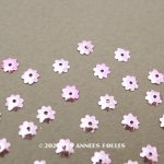 画像: 19世紀末 アンティーク メタル製 5mm 花型 立体 スパンコール ピンク 100ピースのセット 