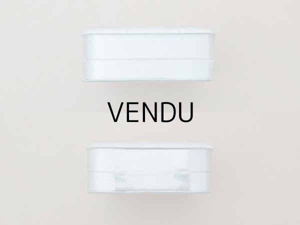 画像6: 1900年頃 アンティーク シルクサテンのジュエリーボックス 金彩のイニシャル入り パウダーブルー (6)