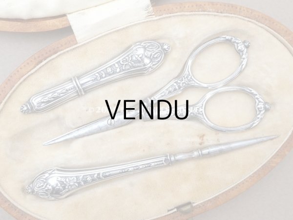 画像2: 1900年頃 アンティーク シルバー製 リボン＆薔薇模様 ソーイングセット 裁縫道具 (2)