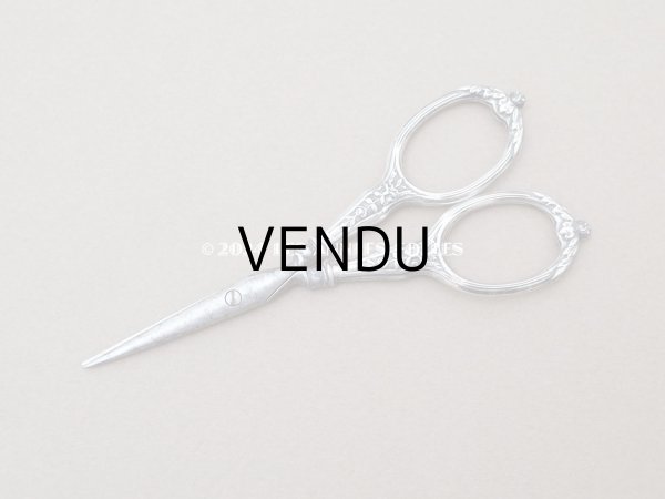 画像8: 1900年頃 アンティーク シルバー製 リボン＆薔薇模様 ソーイングセット 裁縫道具 (8)