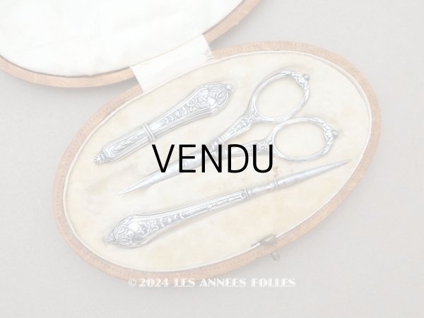 画像1: 1900年頃 アンティーク シルバー製 リボン＆薔薇模様 ソーイングセット 裁縫道具 (1)