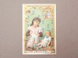 画像1: 1889年 アンティーク クロモ 人形と遊ぶ少女 NO.2 LA CULOTTE DECHIREE - LIEBIG - (1)