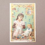 画像: 1889年 アンティーク クロモ 人形と遊ぶ少女 NO.2 LA CULOTTE DECHIREE - LIEBIG -