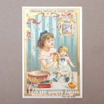 画像: 1889年 アンティーク クロモ 人形と遊ぶ少女 NO.4 LA TOILETTE DU MATIN - LIEBIG -