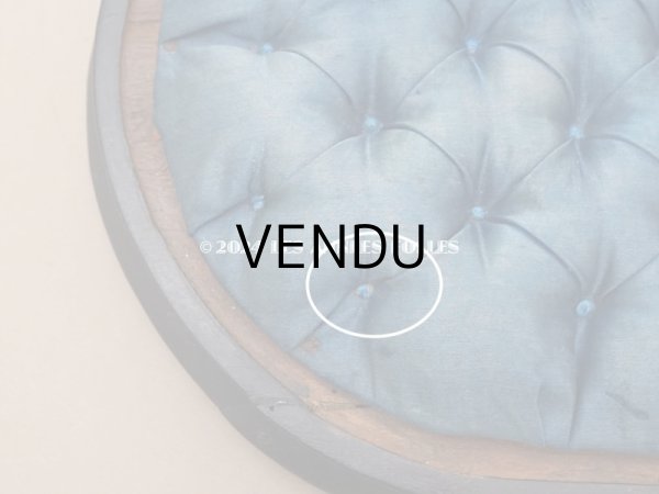 画像9: 19世紀 アンティーク ブルーのシルククッション付き 黒い木製の台座 (9)